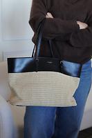 Sac cabas Saint Laurent en raphia et cuir noir - Photo 3