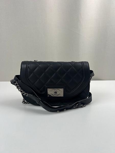 Sac hobo Chanel en cuir noir