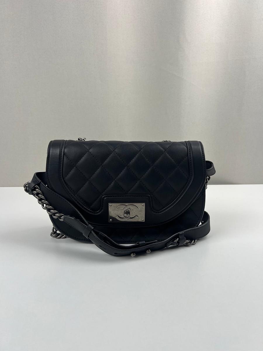 Sac hobo Chanel en cuir noir