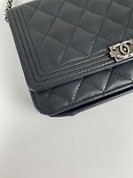Sac Chanel Boy WOC en cuir noir - Photo 9