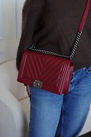 Chanel Boy grand modèle en cuir chevron rouge - Photo 2