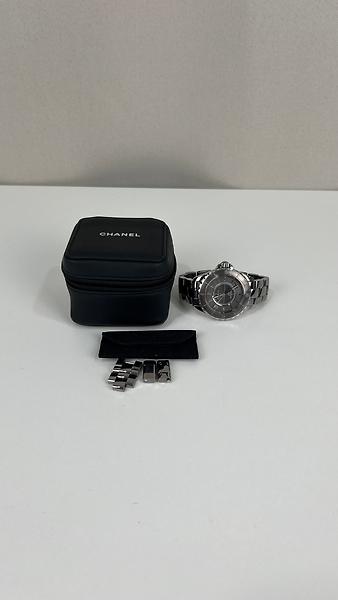 Montre Chanel J12 gris noir