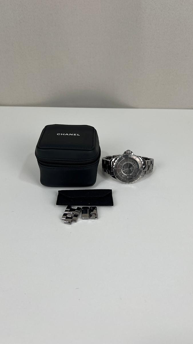 Montre Chanel J12 gris noir