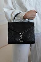 Sac Cassandra Saint Laurent en cuir noir embossé - Photo 2