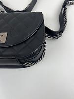 Sac hobo Chanel en cuir noir - Photo 9