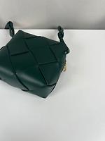 Petit sac bandoulière Bottega Veneta Cassette Pouch en cuir vert foncé - Photo 9