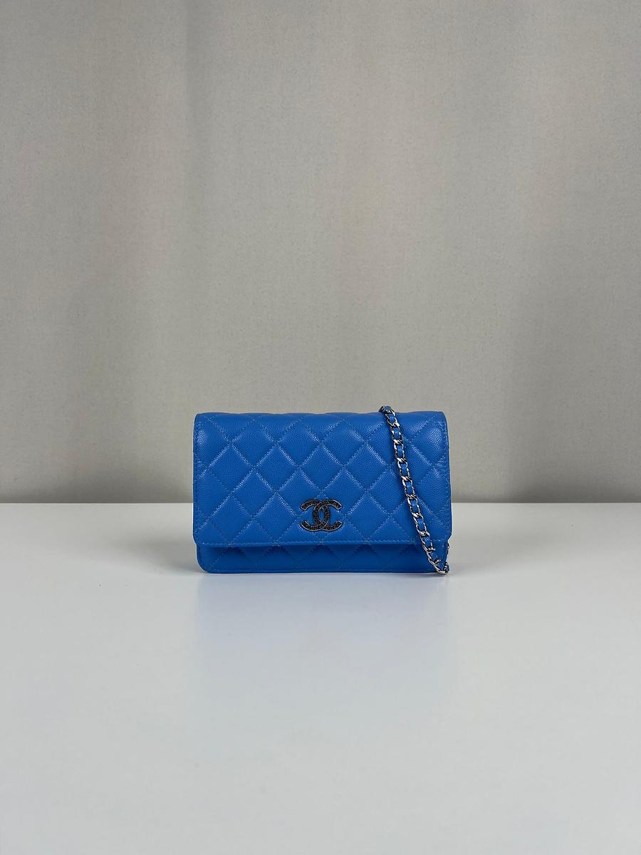 Sac bandoulière Chanel WOC en cuir caviar bleu