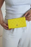 Portefeuille long Chanel cuir jaune - Photo 2