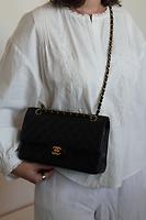 Sac bandoulière Chanel Timeless Medium cuir grainé noir - Photo 3
