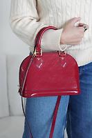 Louis Vuitton Alma BB en cuir verni rouge - Photo 2