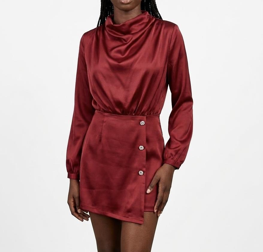Combi-short satinée rouge à col drapé & boutons bijoux, taille S