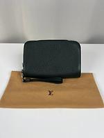 Pochette Louis Vuitton en cuir Taïga vert - Photo 3