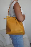 Sac seau Louis Vuitton Noé PM cuir épi jaune - Photo 2