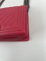 Sac Chanel Boy taille moyen cuir rose chevrons - Photo 9