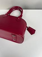 Sac bandoulière Alma BB Louis Vuitton en cuir épi framboise - Photo 10