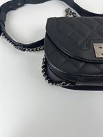 Sac hobo Chanel en cuir noir - Photo 10