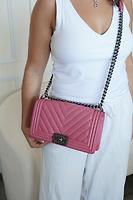 Sac Chanel Boy taille moyen cuir rose chevrons - Photo 2