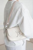Sac bandoulière Louis Vuitton Bucci cuir épi blanc crème quartz - Photo 3