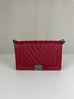 Chanel Boy grand modèle en cuir chevron rouge - Photo 5