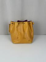 Sac seau Louis Vuitton Noé PM cuir épi jaune - Photo 4