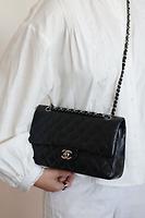Sac bandoulière Chanel Timeless 25 medium en cuir noir - Photo 3