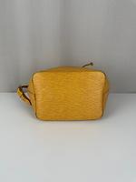 Sac seau Louis Vuitton Noé PM cuir épi jaune - Photo 8