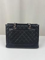 Sac cabas Chanel en cuir grainé noir - Photo 4
