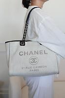 Sac cabas Chanel Deauville en toile gris / beige - Photo 2