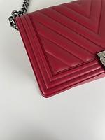 Chanel Boy grand modèle en cuir chevron rouge - Photo 8