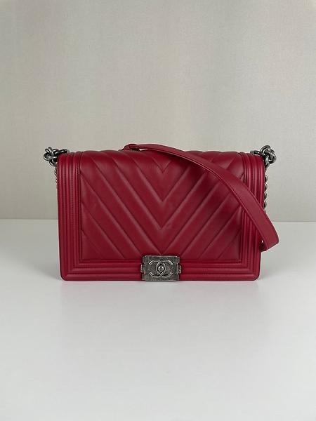 Chanel Boy grand modèle en cuir chevron rouge
