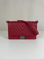 Chanel Boy grand modèle en cuir chevron rouge - Photo 1