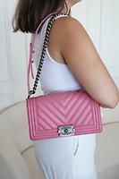 Sac Chanel Boy taille moyen cuir rose chevrons - Photo 3