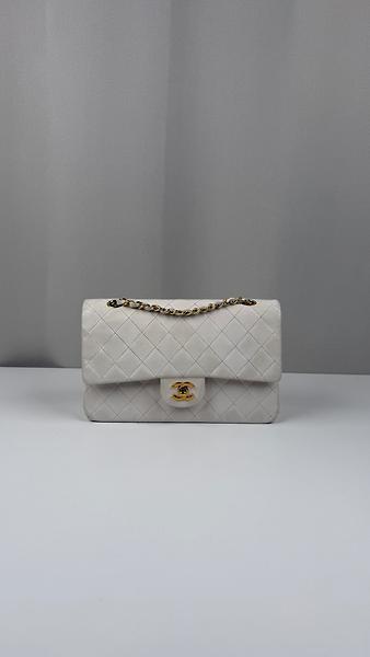 Sac Chanel Timeless vintage en cuir blanc 25