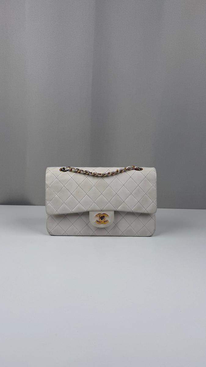 Sac Chanel Timeless vintage en cuir blanc 25