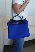 Herbag 31 Hermès en cuir et toile tissu bleu - Photo 2