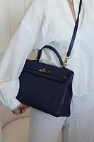 Sac Hermès Kelly 32 en cuir Togo bleu de Prusse retourné - Photo 4
