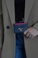 Porte-cartes Prada en cuir noir et rouge - Photo 2