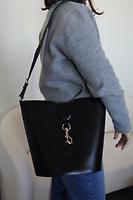 Sac Gucci Seau Origami en cuir noir - Photo 3