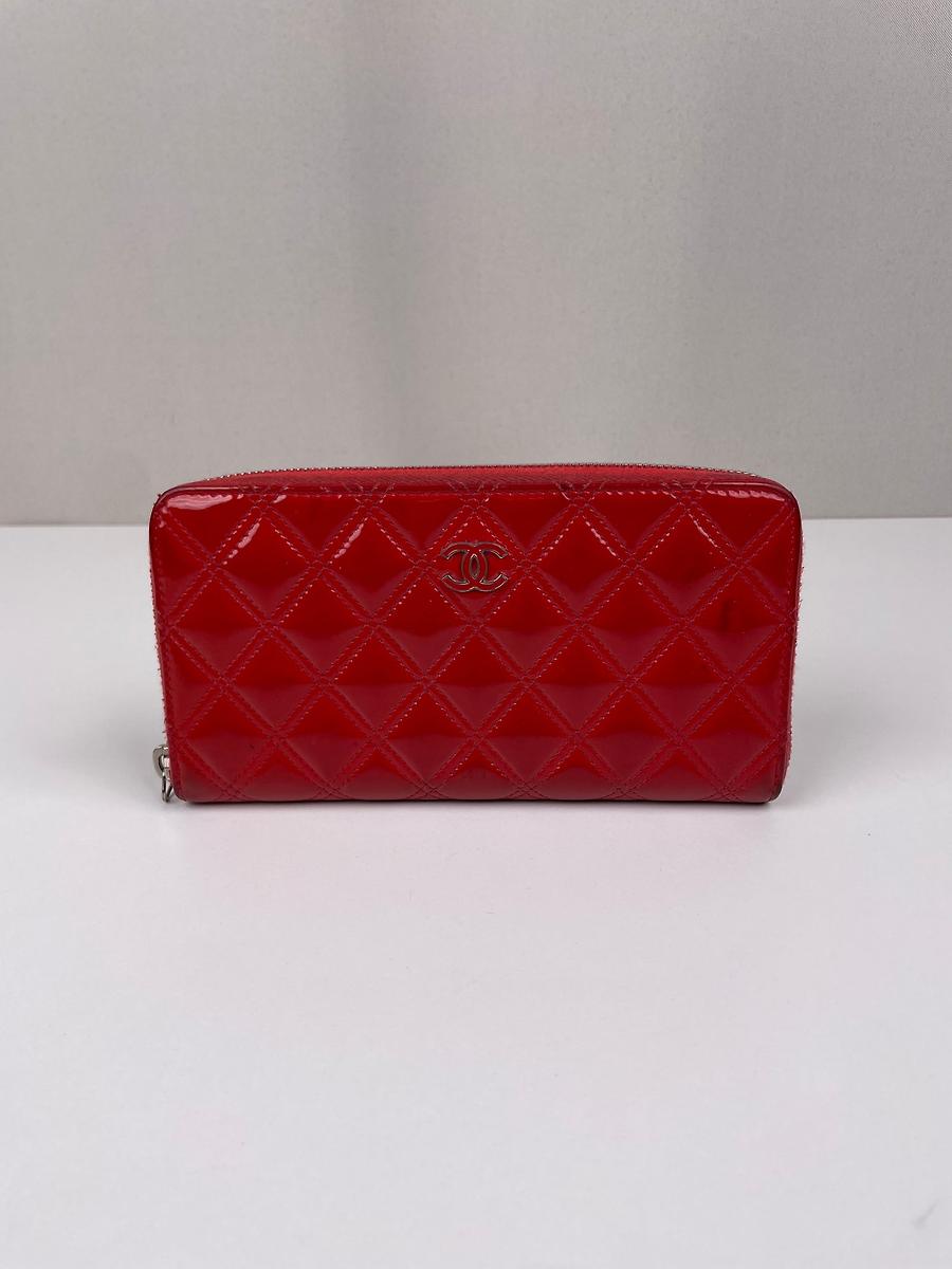 Portefeuille long Chanel en cuir verni rouge