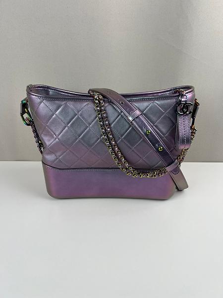 Chanel Gabrielle en cuir violet irisé de taille moyenne