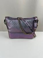 Chanel Gabrielle en cuir violet irisé de taille moyenne - Photo 1