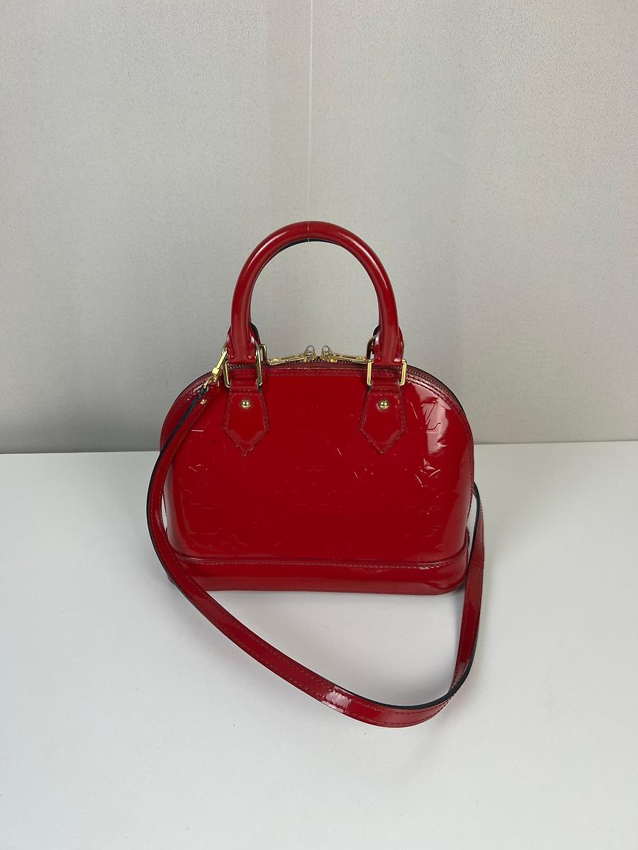 Louis Vuitton Alma BB en cuir verni rouge