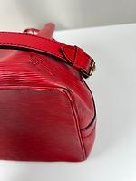 Sac épaule Noé PM Louis Vuitton en cuir épi rouge - Photo 8