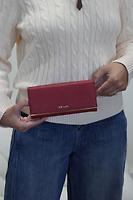 Portefeuille long Prada en cuir saffiano rouge - Photo 2