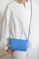 Sac bandoulière Chanel WOC en cuir caviar bleu - Photo 2