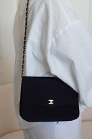 Sac épaule Chanel en tissu vintage bleu nuit - Photo 2