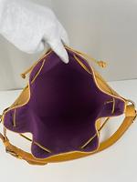 Sac seau Louis Vuitton Noé PM cuir épi jaune - Photo 9