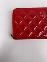 Portefeuille long Chanel en cuir verni rouge - Photo 10