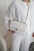 Sac Chanel Timeless vintage en cuir blanc 25 - Photo 3