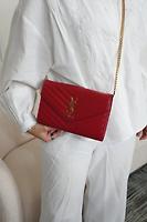 Sac bandoulière Saint Laurent Cassandre en cuir grainé rouge - Photo 2